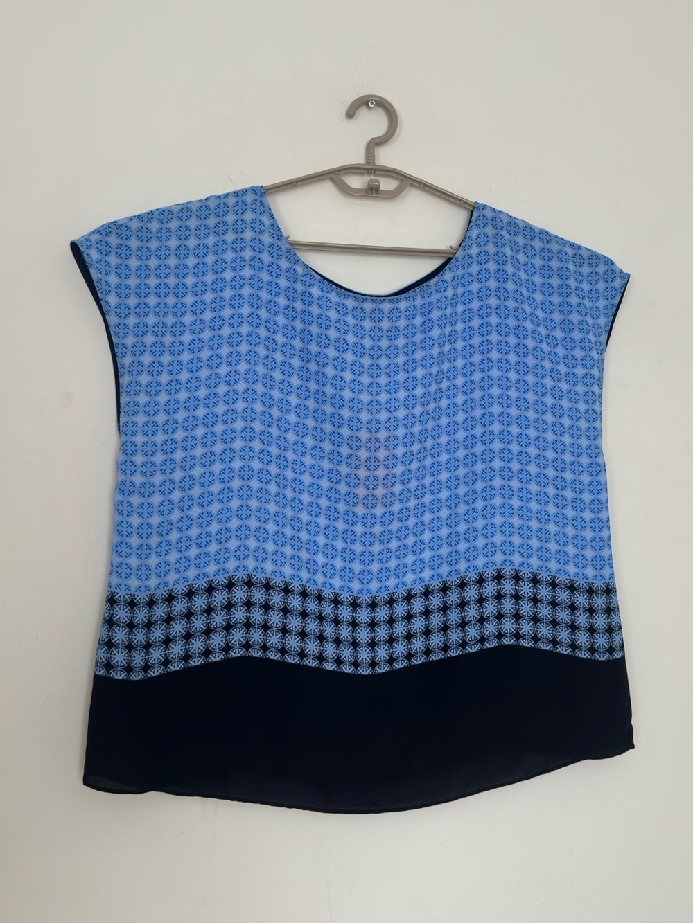Vince Camuto Veranda Tile Print Oxford Blue Blouse Top NWT Sz Large - Picture 3 of 7